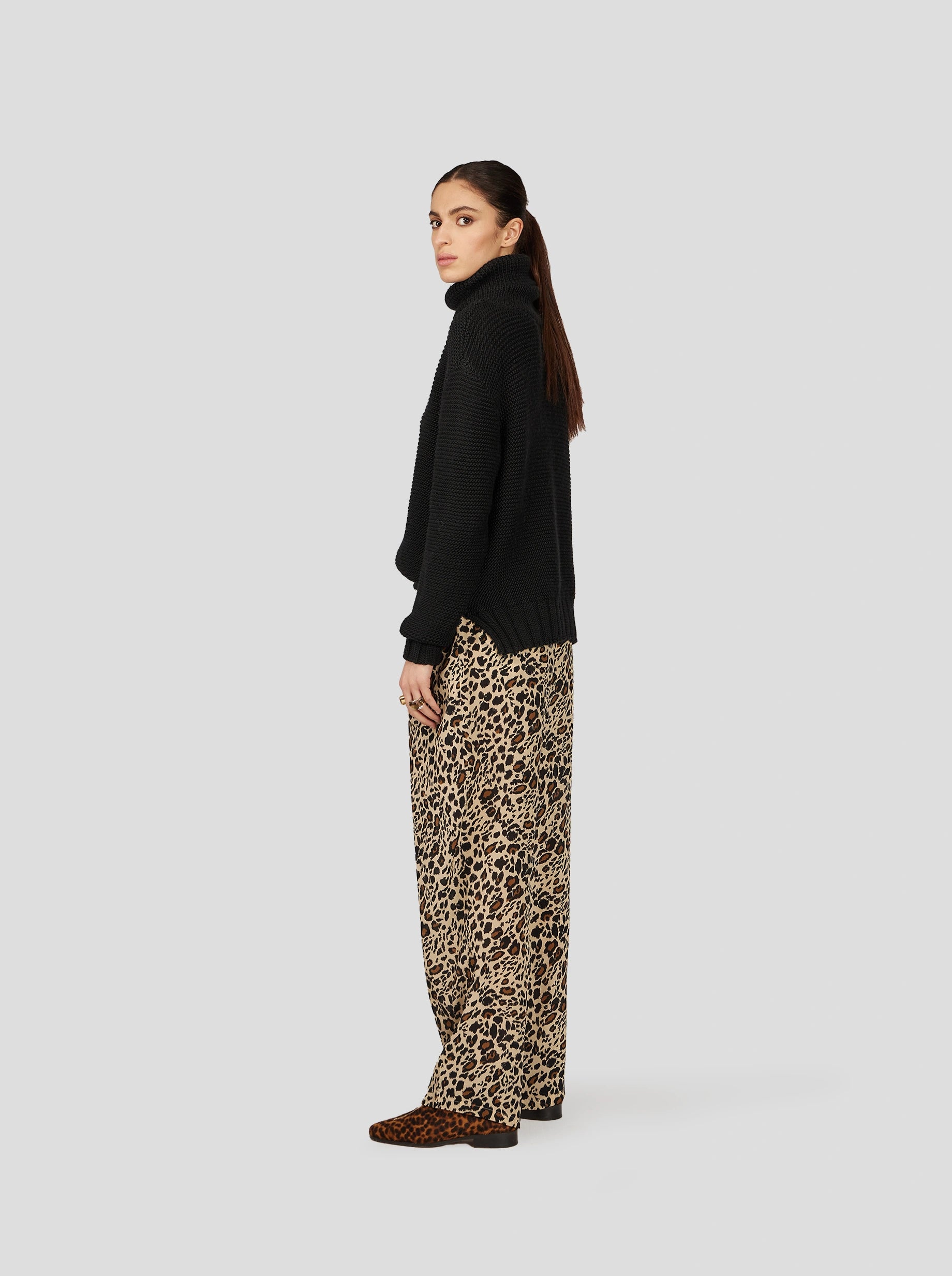 PANTALON SAKIS EN IMPRIMÉ LEOPARD SOYEUX