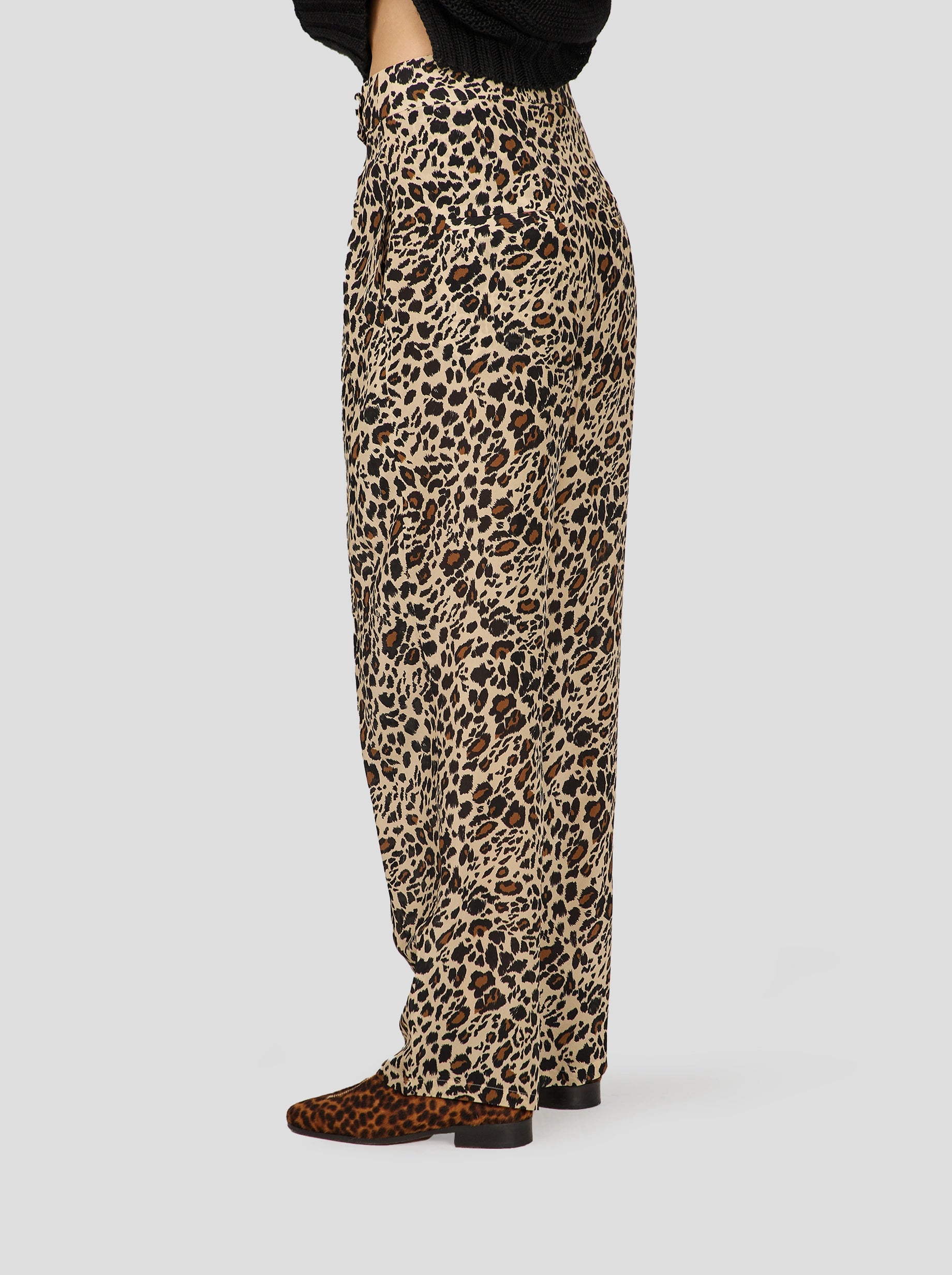 PANTALON SAKIS EN IMPRIMÉ LEOPARD SOYEUX