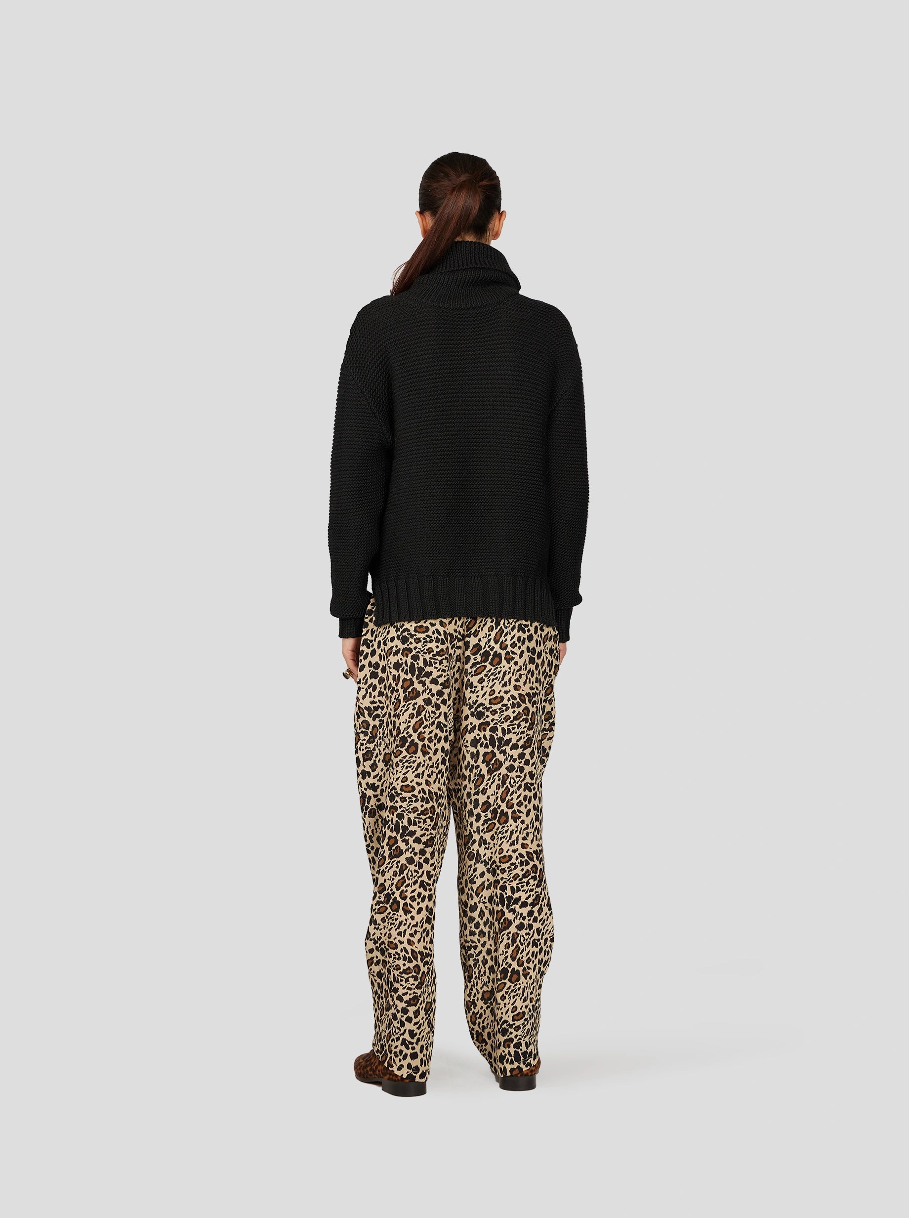 PANTALON SAKIS EN IMPRIMÉ LEOPARD SOYEUX