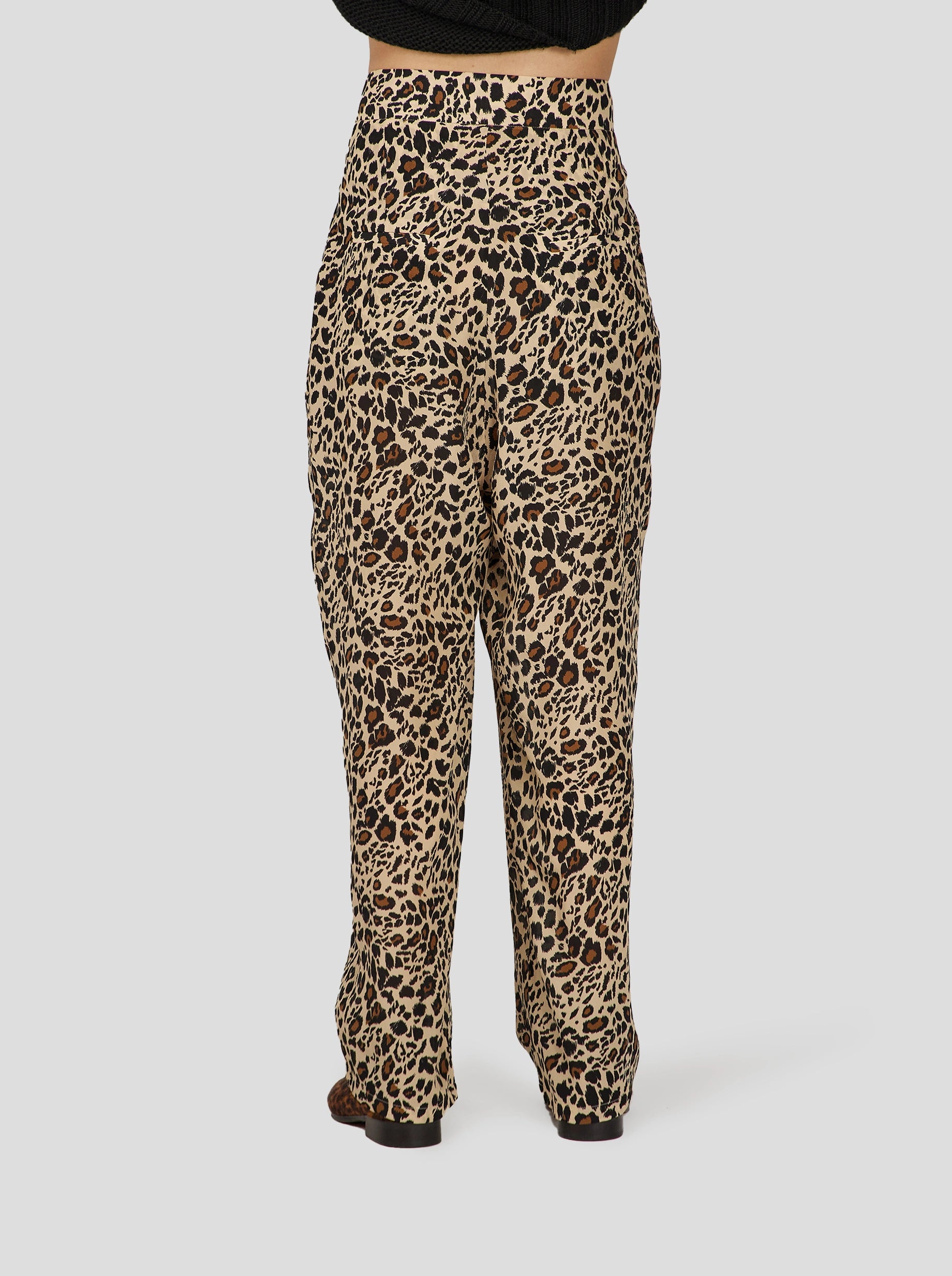 PANTALON SAKIS EN IMPRIMÉ LEOPARD SOYEUX