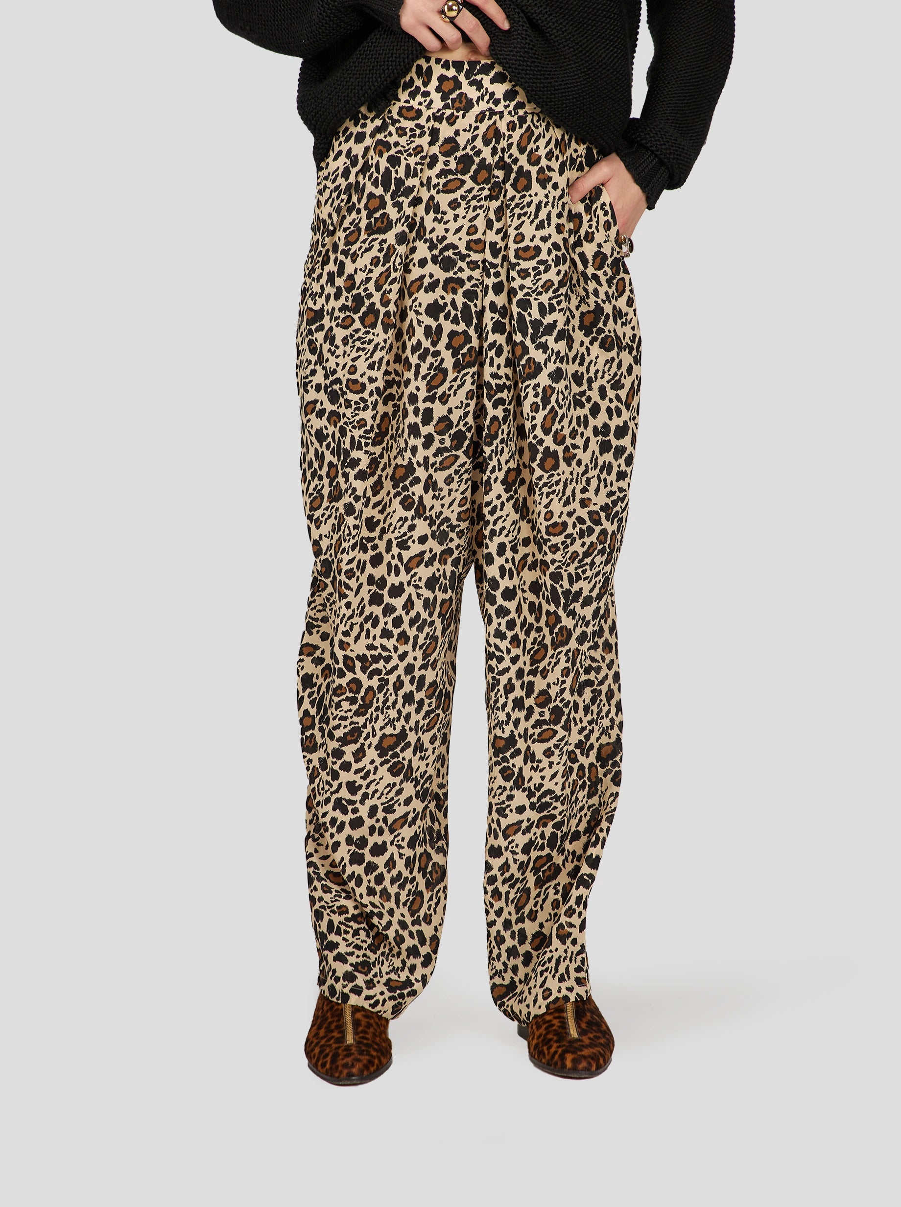 PANTALON SAKIS EN IMPRIMÉ LEOPARD SOYEUX