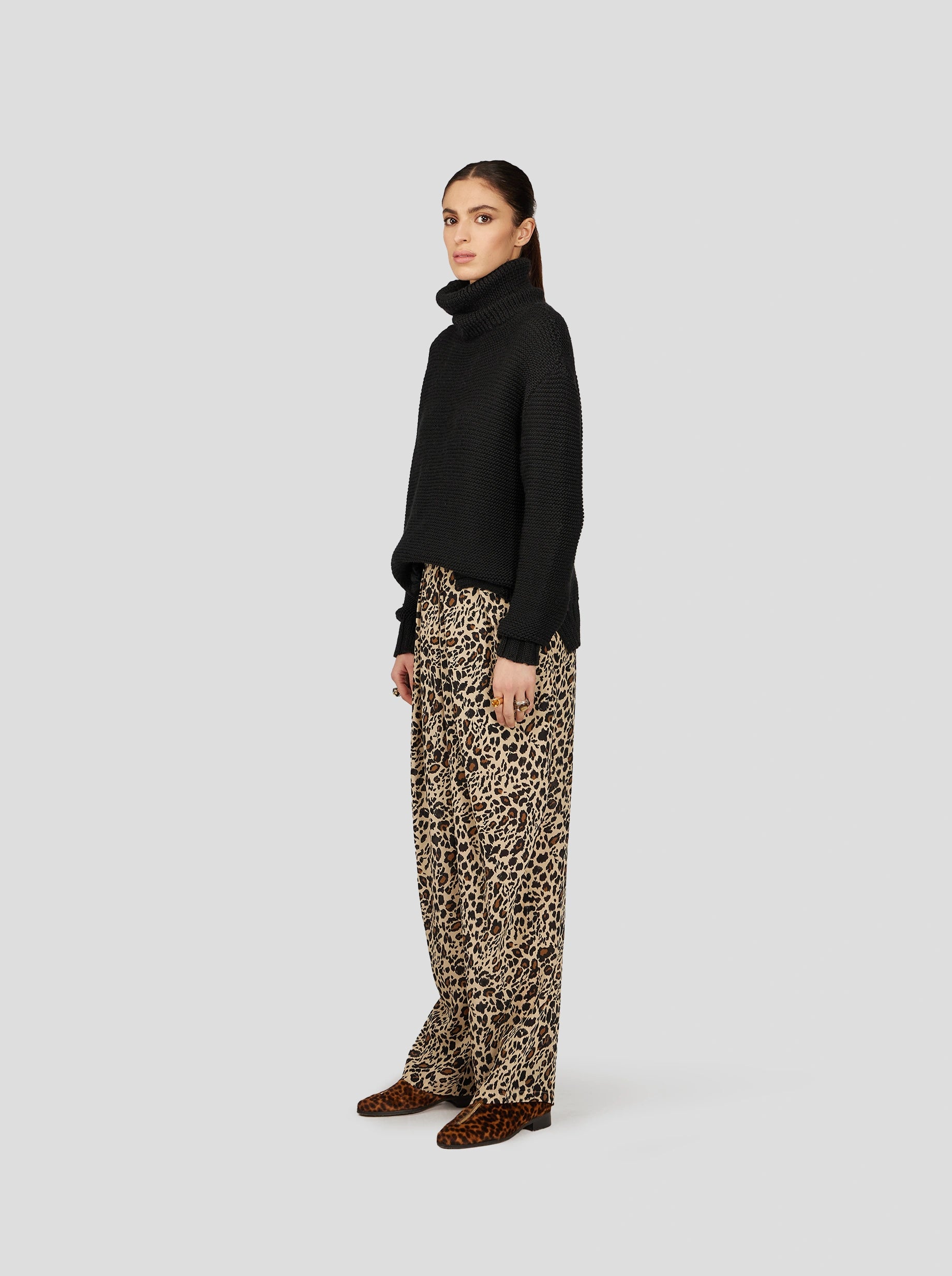 PANTALON SAKIS EN IMPRIMÉ LEOPARD SOYEUX