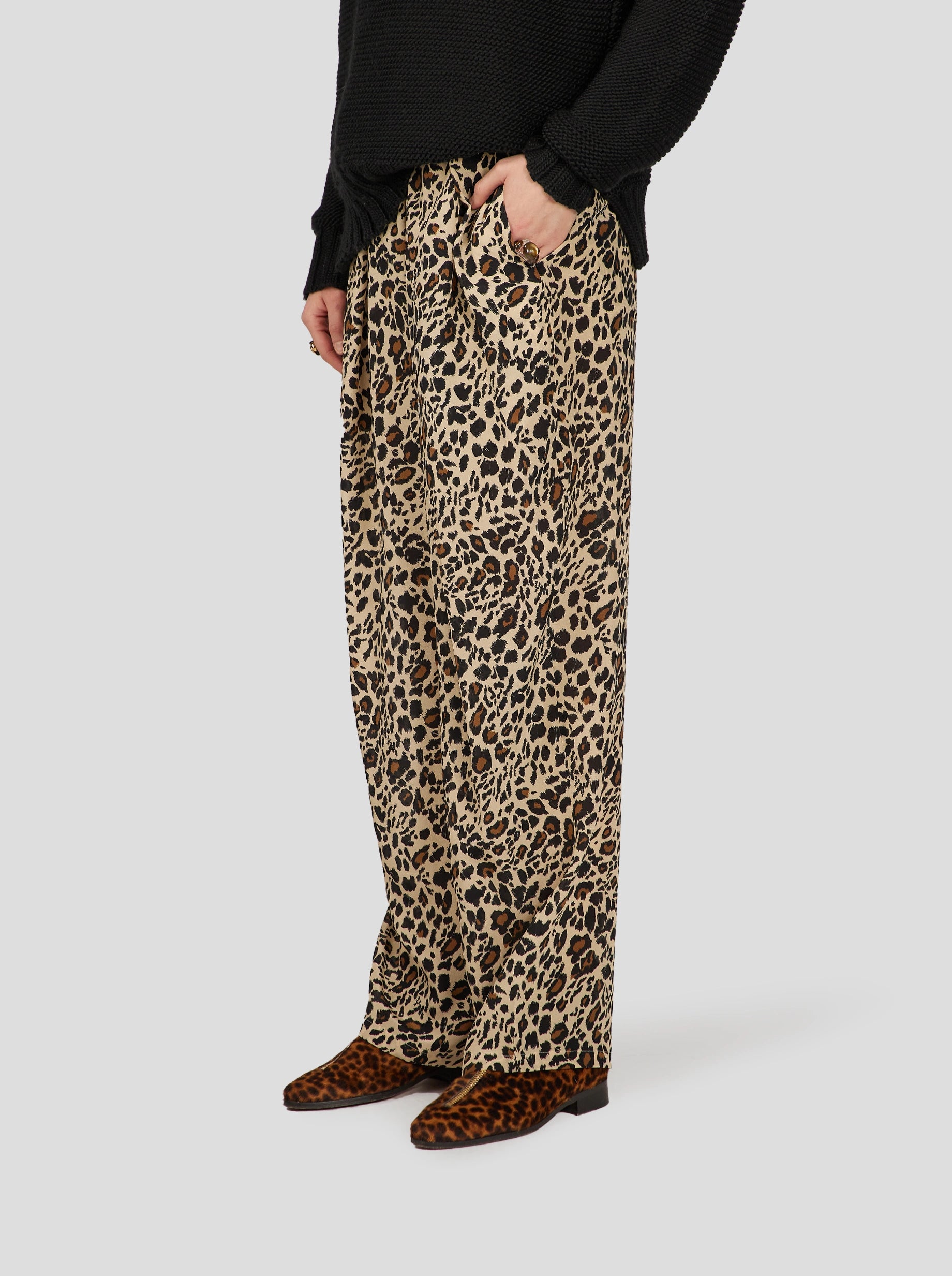 PANTALON SAKIS EN IMPRIMÉ LEOPARD SOYEUX