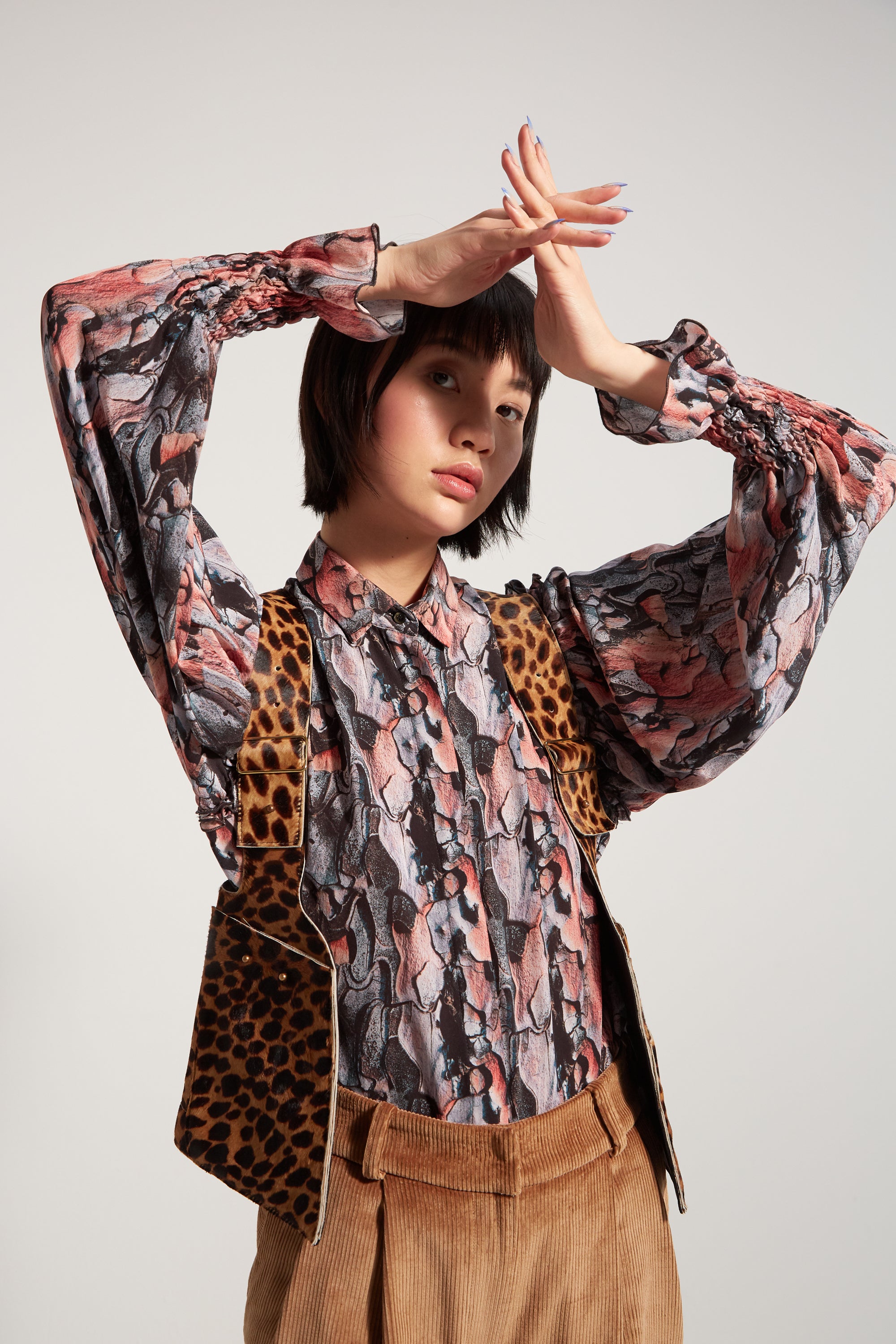 Riggs leather weapon in leopard printed leather