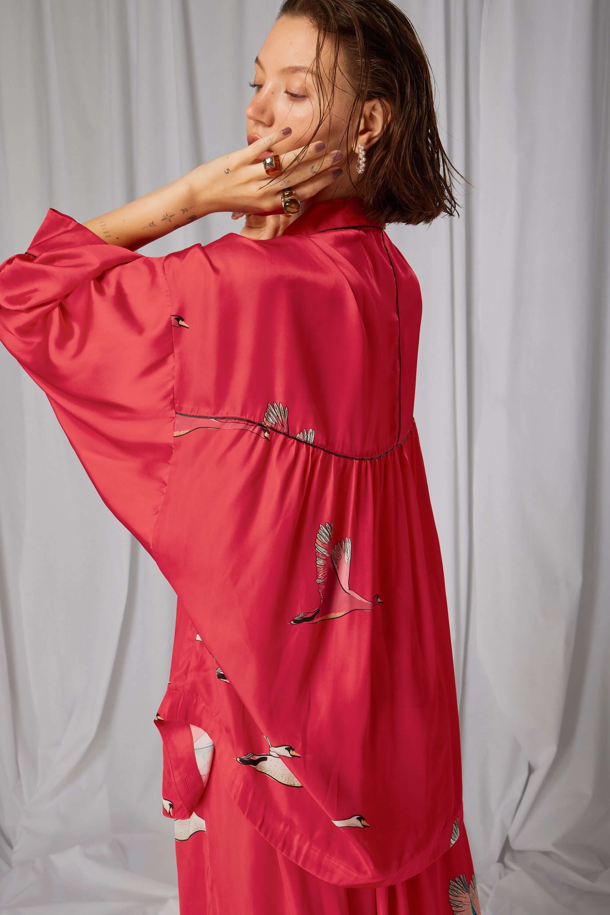 Tasman shirt in pink Swan print