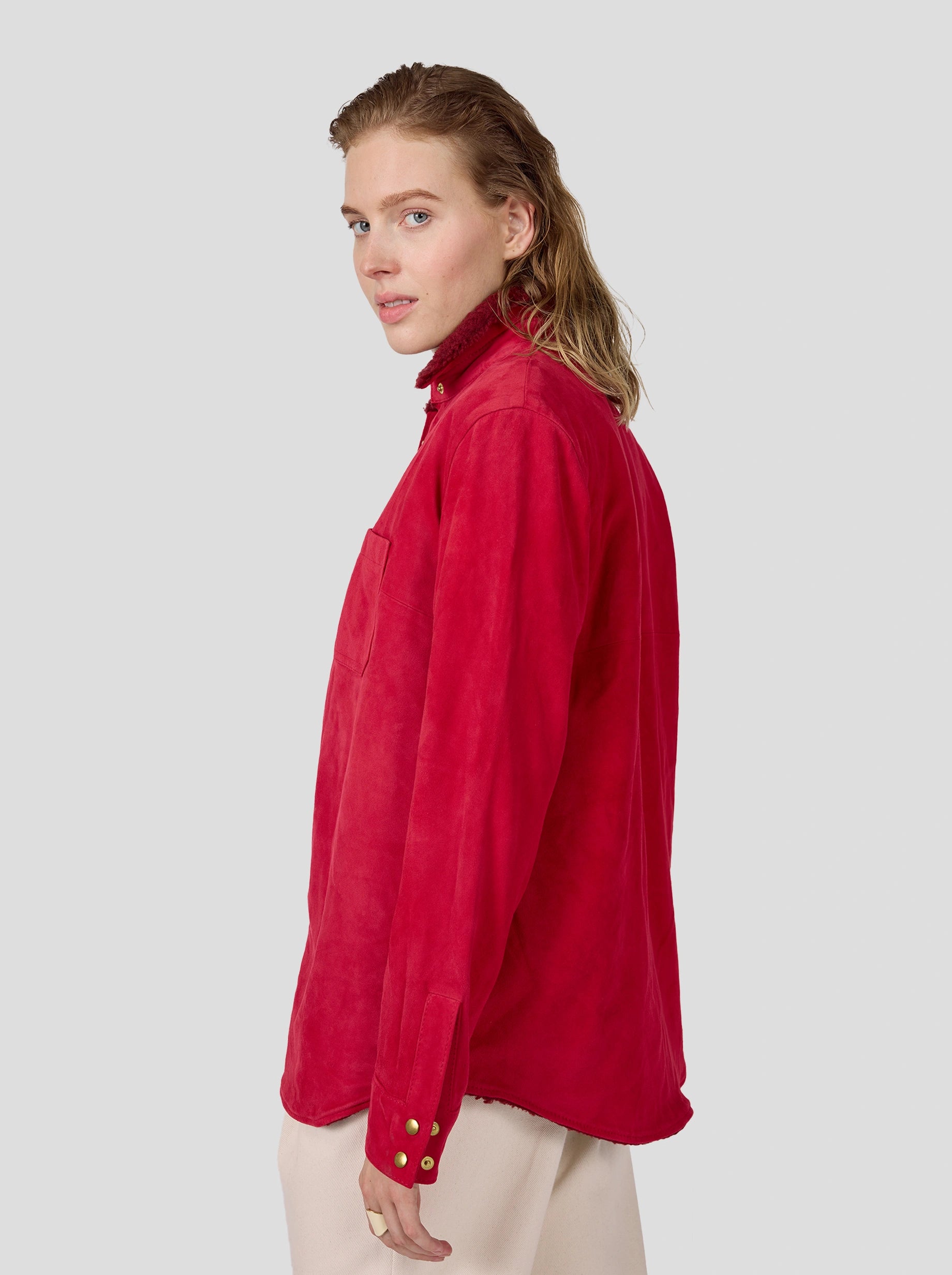Sur-chemise Dori en daim fuchsia