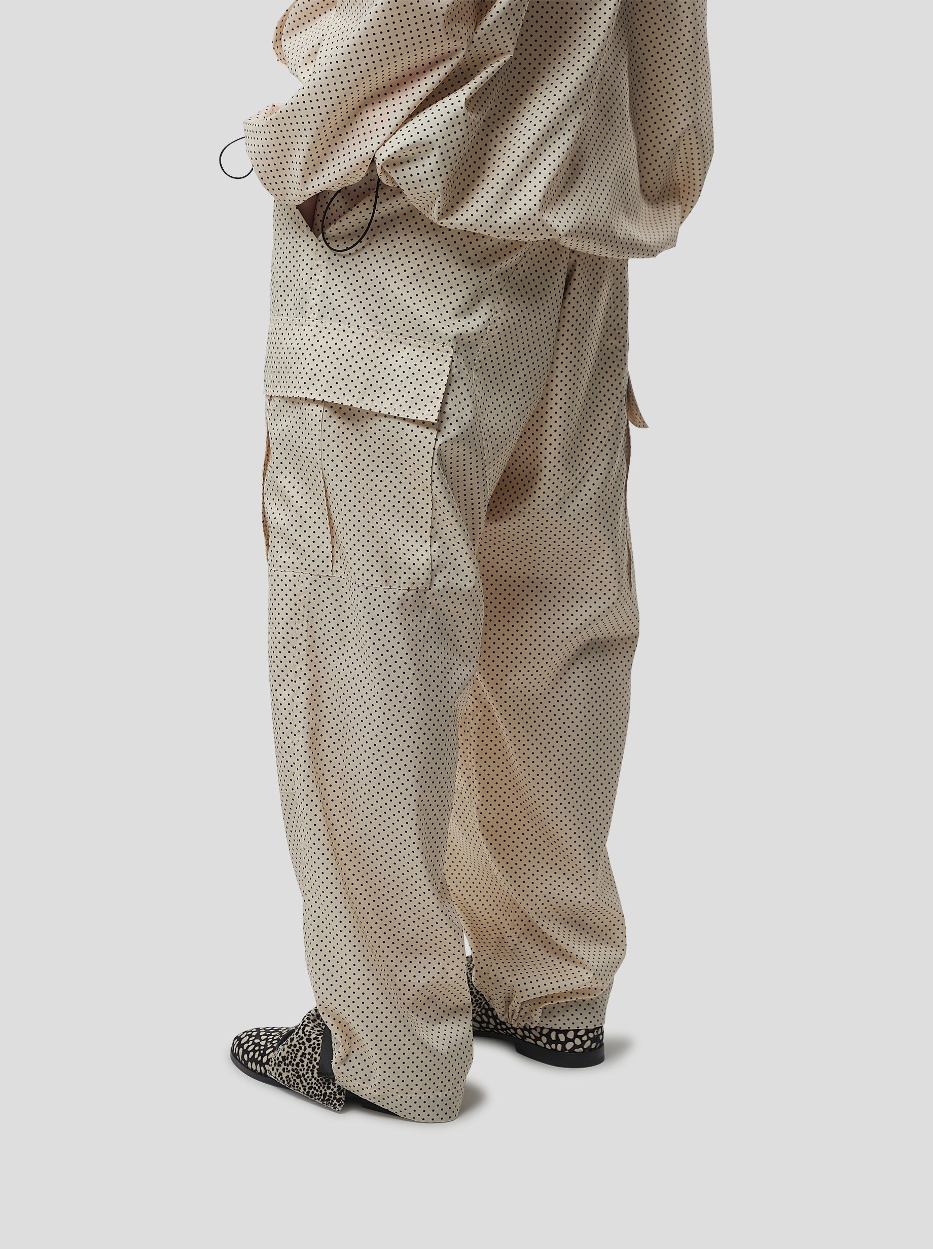 Pantalon Santino en Toile Technique Sable à Pois Noirs