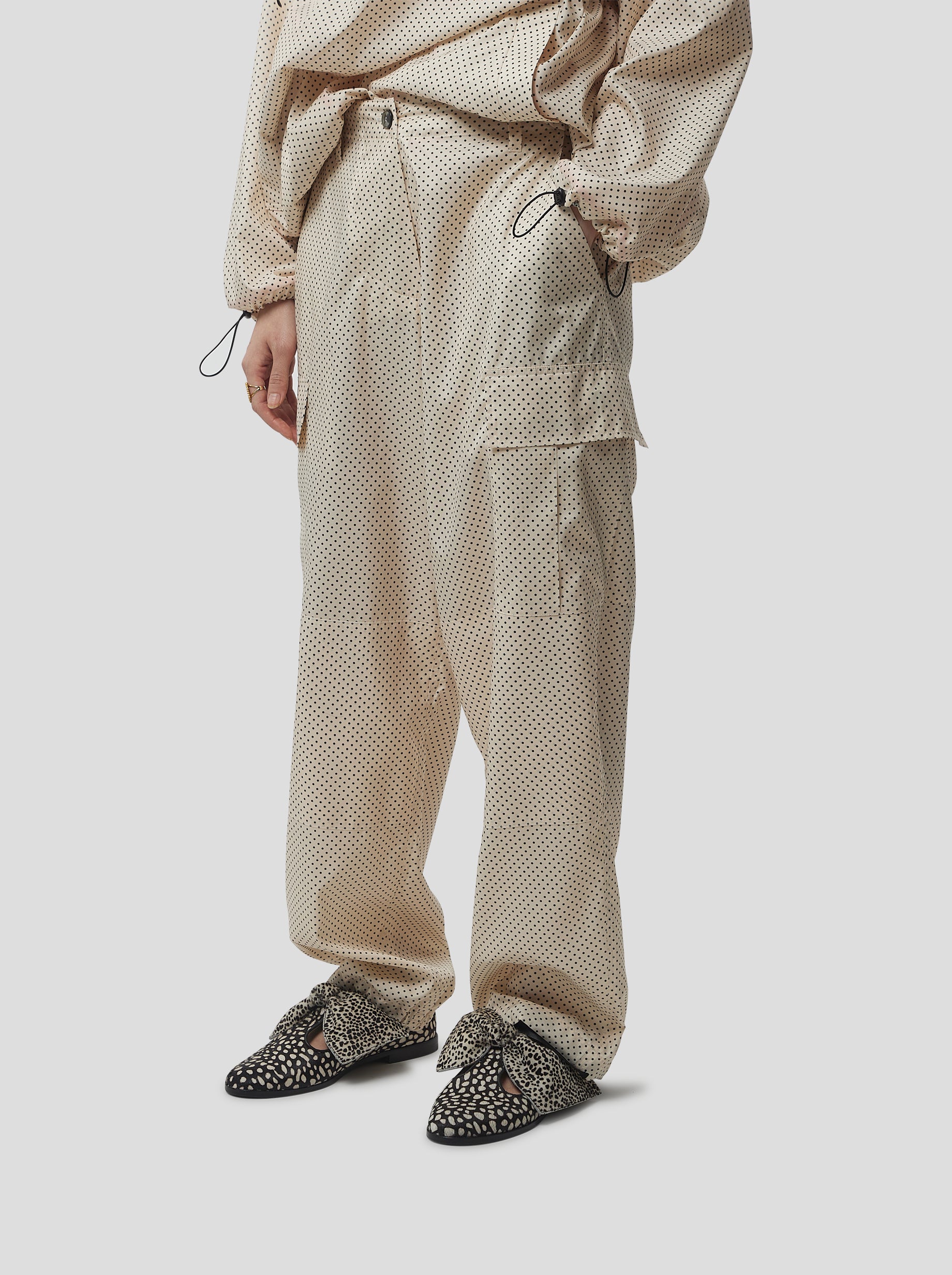 Pantalon Santino en Toile Technique Sable à Pois Noirs