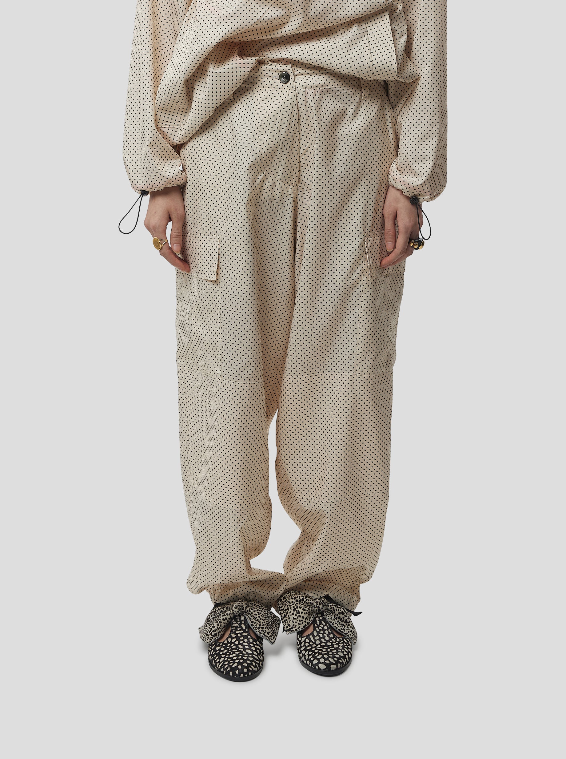 Pantalon Santino en Toile Technique Sable à Pois Noirs